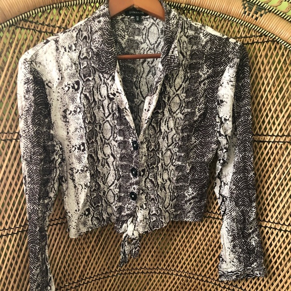 🌿 2/20 Crop Snake print button down - Picture 1 of 4